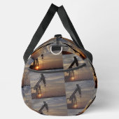 Jack der Ölpumpe bei Sonnenuntergang Necktie Duffle Bag (Rechts)