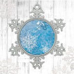 Jack Frost und die Schneeflocke Schneeflocken Zinn-Ornament<br><div class="desc">Die Schneeflocke wurde von keinem anderen als dem Häkelkönig des wintereisigen Jacks Frost zusammengewebt. Wie er alles zu einem wunderschönen Winterwonderland macht,  mit seiner schelhaften Fee-ähnlichen Präsenz... und bringt etwas so Schönes und Einzigartiges wie eine Schneeflocke in unsere winterliche Landschaft,  um uns daran zu erinnern,  dass Erneuerung schön ist.</div>