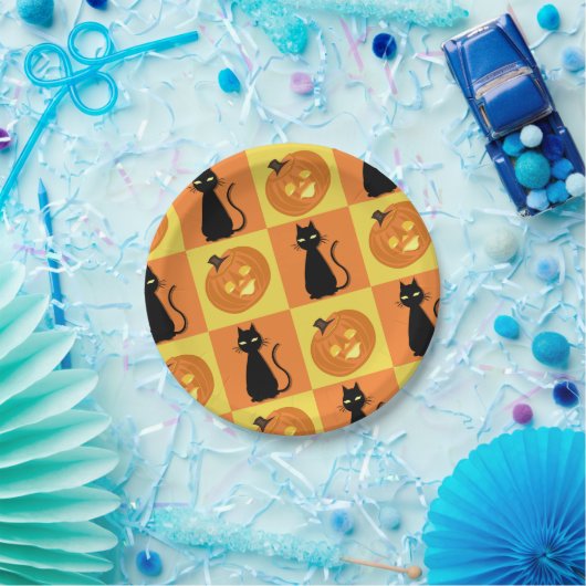 Jack-o’-lantern and cat paper plates. pappteller (Party)