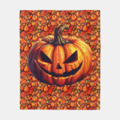 Jack-O-Lantern auf Herbstblättern und Pumpkins Fleecedecke (Vorderseite)