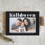 Jack-o'-Laterne Black Foto Happy Halloween Feiertagskarte<br><div class="desc">Frohe Halloween! Senden Sie Halloween-Grüße an Familie und Freunde mit dieser anpassbaren Halloween-Karte. Die Retro-Typografie und der Kürbis-Akzent. Personalisieren Sie diese,  indem Sie Ihre Daten hinzufügen. Diese benutzerdefinierte Halloween-Foto-Karte ist in anderen Farben erhältlich. Matching-Elemente sind verfügbar.</div>
