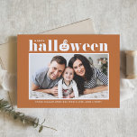 Jack-o''lantern Orange Foto Happy Halloween Feiertagskarte<br><div class="desc">Frohe Halloween! Senden Sie Halloween-Grüße an Familie und Freunde mit dieser anpassbaren Halloween-Karte. Die Retro-Typografie und der Kürbis-Akzent mit orangefarbenem Hintergrund. Personalisieren Sie diese,  indem Sie Ihre Daten hinzufügen. Diese benutzerdefinierte Halloween-Foto-Karte ist in anderen Farben erhältlich. Matching-Elemente sind verfügbar.</div>