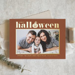 Jack-o''lantern Terracotta Foto Happy Halloween Folien Feiertagskarte<br><div class="desc">Frohe Halloween! Senden Sie Halloween-Grüße an Familie und Freunde mit dieser anpassbaren Halloween-Karte. Die Retro-Typografie und der Kürbis-Akzent auf Terrakotta-Hintergrund. Personalisieren Sie diese,  indem Sie Ihre Daten hinzufügen. Diese benutzerdefinierte Halloween-Foto-Karte ist in anderen Farben erhältlich. Matching-Elemente sind verfügbar.</div>