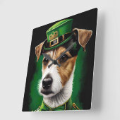 Jack Russell Dog in St. Patrick's Day Dress Quadratische Wanduhr (Winkel)