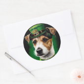 Jack Russell Dog in St. Patrick's Day Dress Runder Aufkleber (Umschlag)