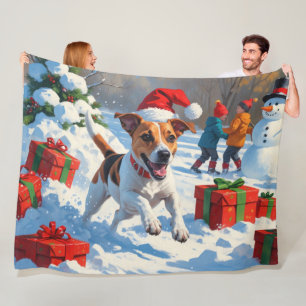 Jack Russell läuft im Schnee mit Weihnachtsmütze Fleecedecke