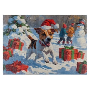 Jack Russell läuft im Schnee mit Weihnachtsmütze Schneidebrett