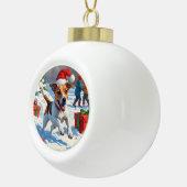 Jack Russell läuft in Snow mit Weihnachtsmütze Keramik Kugel-Ornament (Rechts)
