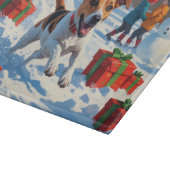 Jack Russell läuft in Snow mit Weihnachtsmütze Schneidebrett (Ecke)