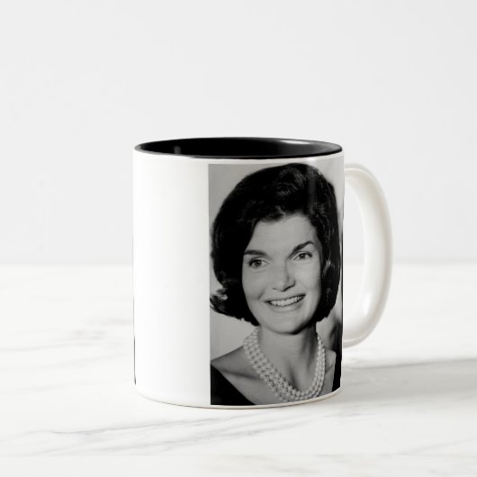 Jackie Kennedy Zweifarbige Tasse (VorderseiteRechts)