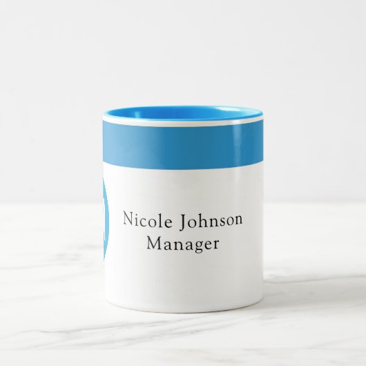 Jackson Hewitt Blue Monogram Zweifarbige Tasse (Mittel)