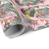 Jade Dragon und Gold Phoenix spielen mit einer Per Geschenkpapier (Rolleneckpunkt)