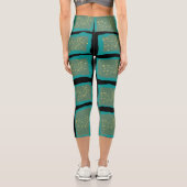 Jade und Türkis mit Gold Capri Leggings (Rückseite)
