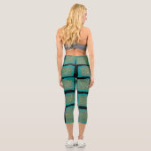 Jade und Türkis mit Gold Capri Leggings (Rückseite)
