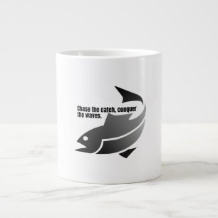 Jage den Fang, erobere die Wellen. Jumbo-Tasse
