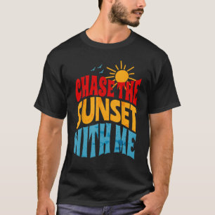 Jagen Sie den Sonnenuntergang mit mir Retro Vibes T-Shirt