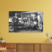 Jäger mit Spiel im RJ Finneys Club Leinwanddruck (Insitu (Wohnzimmer))