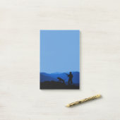 Jäger-und HundeSilhouette mit Bergen Post-it Klebezettel (Auf Schreibtisch)