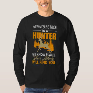 Jäger und Tierarten und Gewehre, die von Hirschen T-Shirt