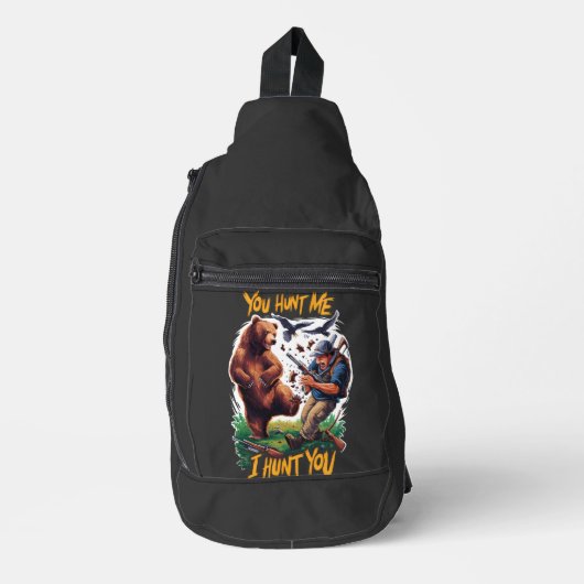 Jäger wird humorvoll gejagter Bär Crossbody Bag (Vorderseite)