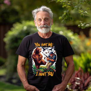 Jäger wird humorvoll gejagter Bär T-Shirt