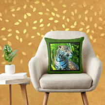 Jaguar unter dem Baumwurzelkissen