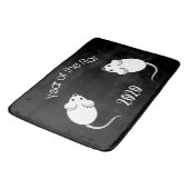 Jahr der Ratte 2020 Mäuse mit Text Badematte (Schrägansicht)