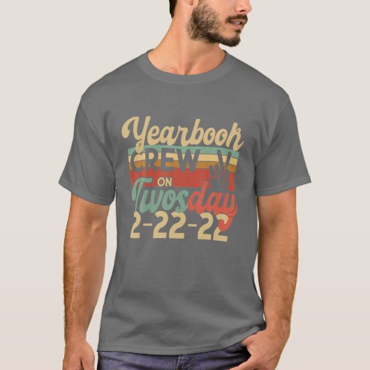 JAHRESBUCH-CREW am 22. Februar 2022 am 22. T-Shirt (Vorderseite)