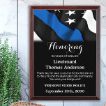 Jahrestag des Polizeiruhestands Thin Blue Line Awardplakette<br><div class="desc">Feiern Sie mit diesem Thin Blue Line Award - American Flag Design in Police Flag Farben , modernes, schwarz blaues Design - und freuen Sie sich auf Ihren Besuch. Personalisieren Sie diese Auszahlung der Polizeirente mit Offiziersnamen, Text mit dem Namen und der Gemeinde der Strafverfolgungsbehörde und Datum des Ruhestands. COPYRIGHT...</div>