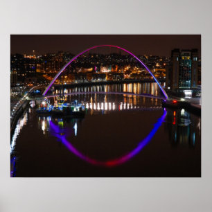 Jahrtausend-Brücke bis zum Nacht über der Tyne Poster