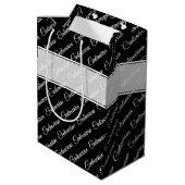 Jahrtausendsterne Typografie Muster Schwarz/Weiß Mittlere Geschenktüte (Rückseite Schrägansicht)
