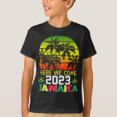 Jamaika 2023 Hier kommt der junge T - Shirt (Vorderseite)