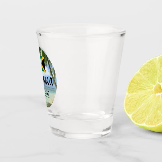 "Jamaika Est. 1962" Strand mit jamaikanischer Flag Schnapsglas (Rechts)