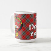"Jamais Arrière" Red Douglas Tartan Tasse (Vorderseite Links)