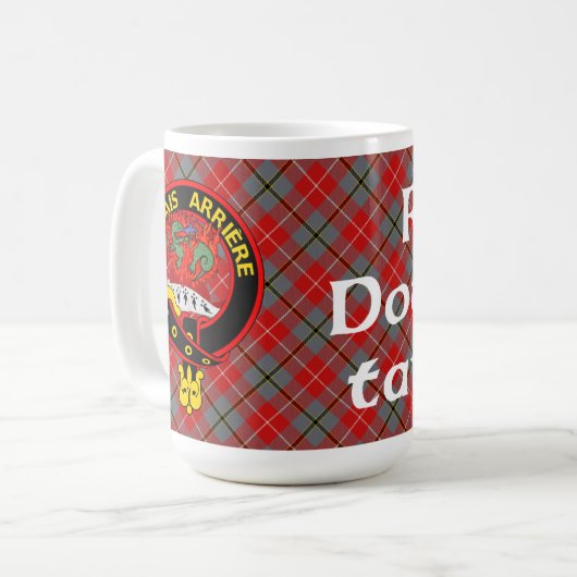 "Jamais Arrière" Red Douglas Tartan Tasse (Vorderseite Links)