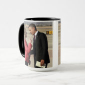 Jan.-Brauer legt in Obama Tasse (Vorderseite Links)