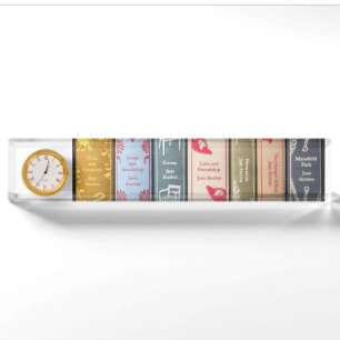 Jane-Austen-Bücher und Schreibtischplatte mit Uhr Namensplakette