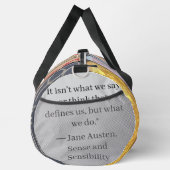 Jane Austen Bücher + Zitat (Flieder & Grau) Duffle Bag (Rechts)