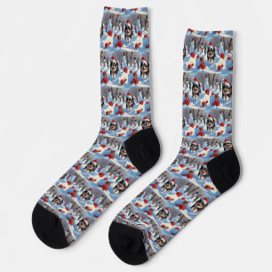 Japan-Chin läuft im Schnee mit Weihnachtsmütze Socken