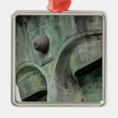 Japan, Kamakura. Der Große Buddha von Kamakura, Silbernes Ornament (Vorne)
