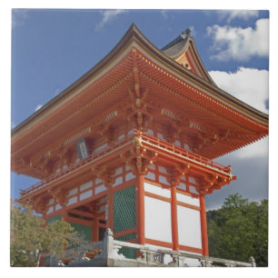Japan, Kyoto, aufstrebendes Tor eines Tempels Fliese