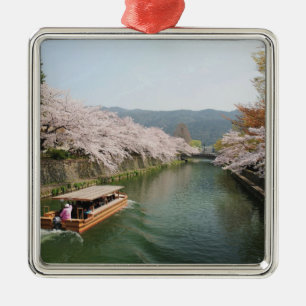 Japan, Kyoto. Blumen betrachten auf dem Boot Silbernes Ornament
