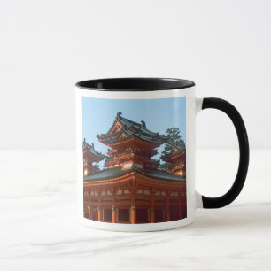 Japan, Kyoto, farbenfroher Heian Jingu-Tempel, Tasse