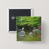 Japan, Kyoto. Heron in frischen grünen Blätter Button (Vorne & Hinten)