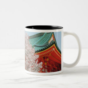 Japan, Kyoto. Kirschblüte von Shinto Zweifarbige Tasse