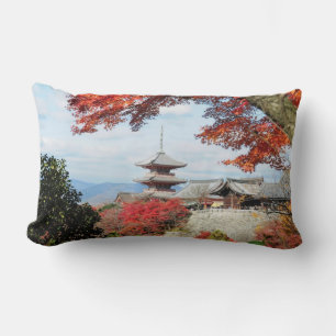 Japan, Kyoto. Kiyomizu-Tempel in Herbstfarben Lendenkissen