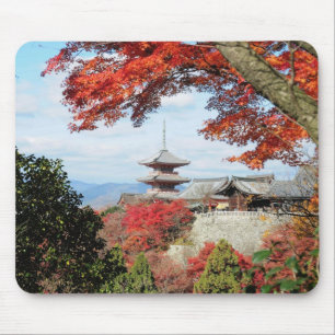 Japan, Kyoto. Kiyomizu-Tempel in Herbstfarben Mousepad