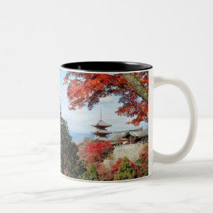 Japan, Kyoto. Kiyomizu-Tempel in Herbstfarben Zweifarbige Tasse