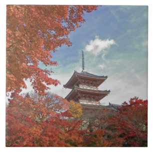 Japan, Kyoto, Pagode in Herbstfarben Fliese