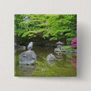 Japan, Kyoto. Reiher in frischen grünen Blättern Button